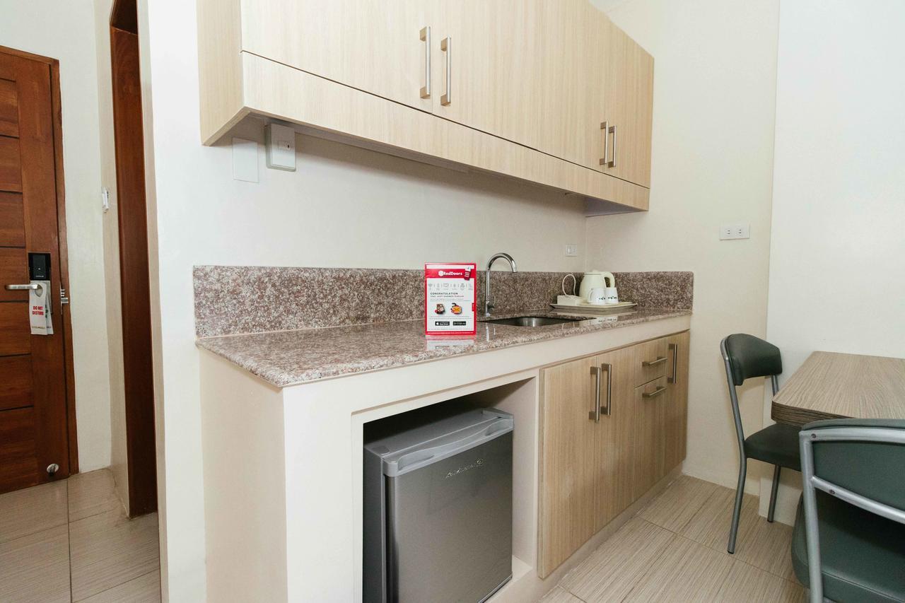 Hotel Reddoorz Premium @ Sampaloc Makati Makati City Esterno foto