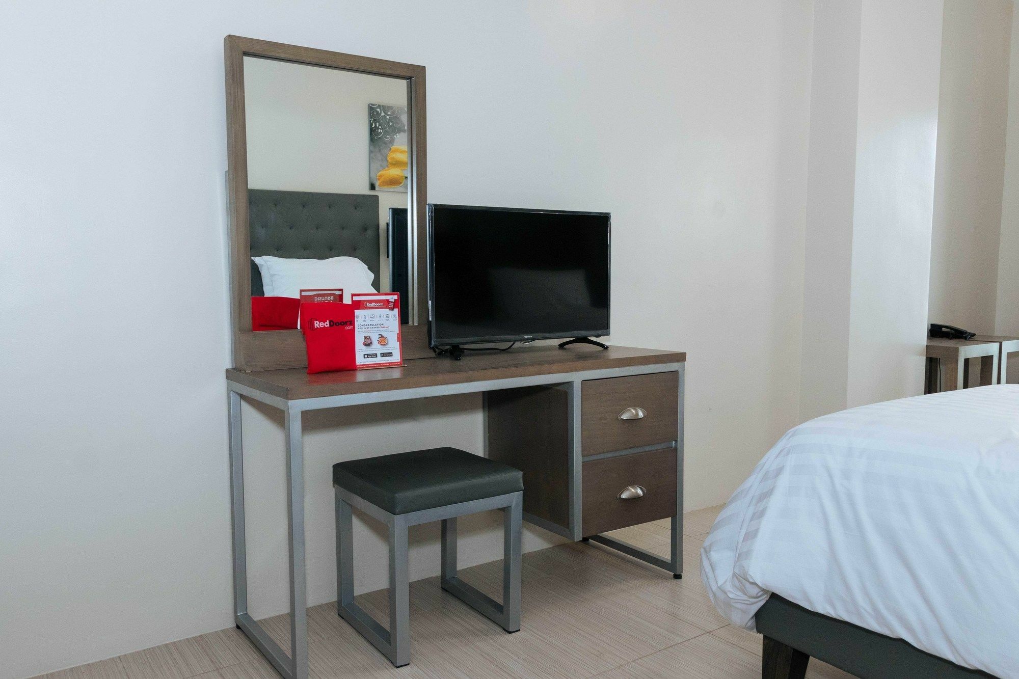 Hotel Reddoorz Premium @ Sampaloc Makati Makati City Esterno foto