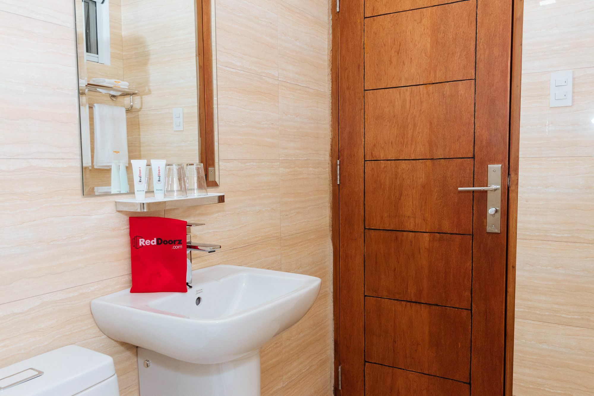 Hotel Reddoorz Premium @ Sampaloc Makati Makati City Esterno foto