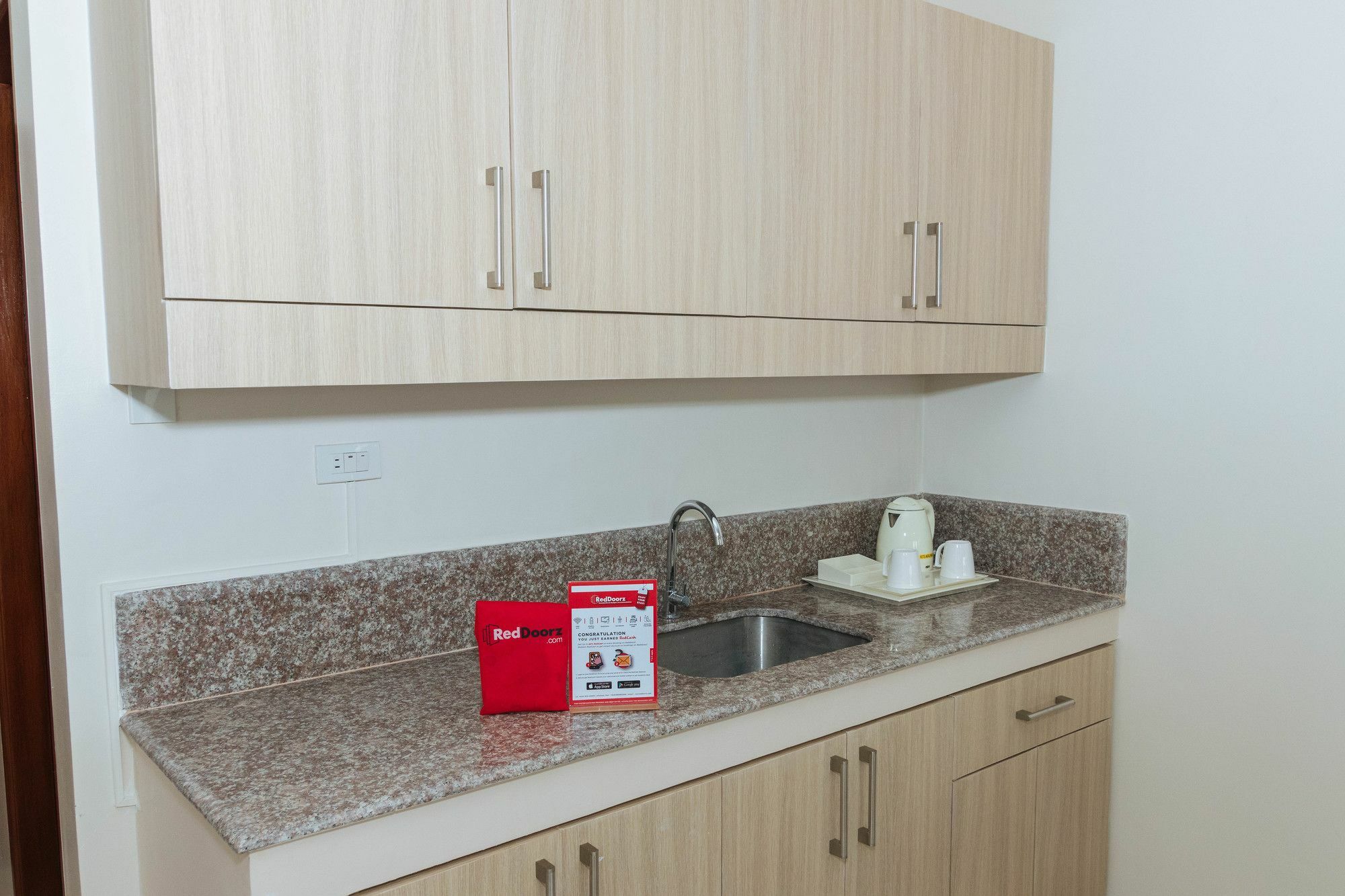 Hotel Reddoorz Premium @ Sampaloc Makati Makati City Esterno foto